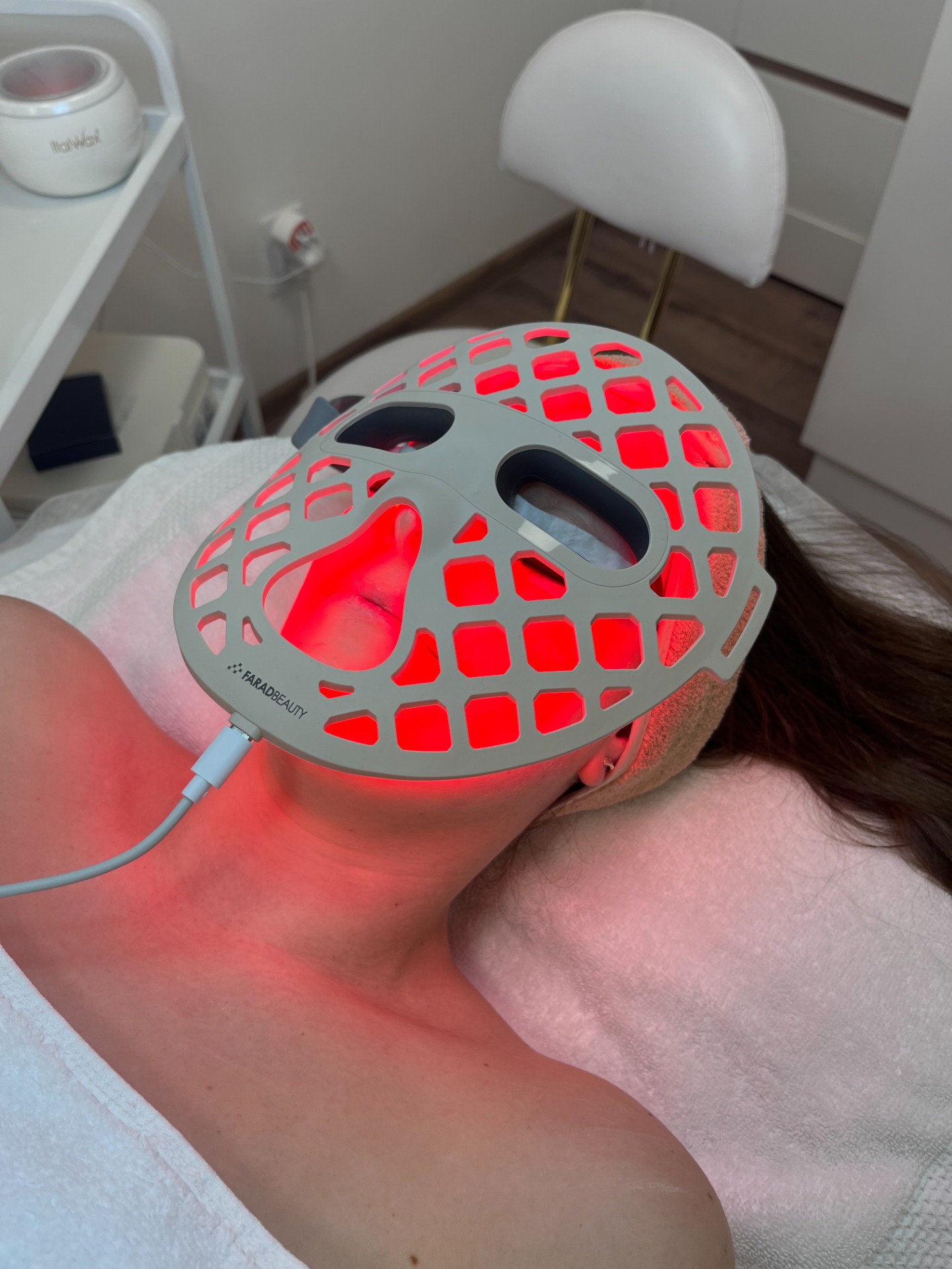 ČERVENÉ SVĚTLO k podpoře tvorby kolagenu, zpevnění pleti, vyhlazení vrásek a zmenšení pórů.