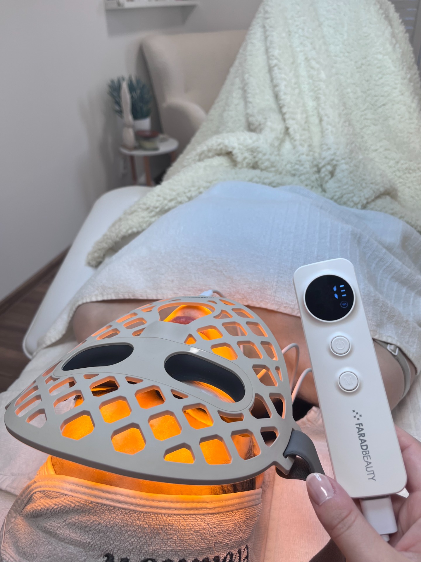 ŽLUTÉ SVĚTLO napomáhá “buněčnému dýchání”, podporuje buněčnou imunitu, působí detoxikačně. Také podporuje regeneraci pleťových buněk a snižuje začervenání.