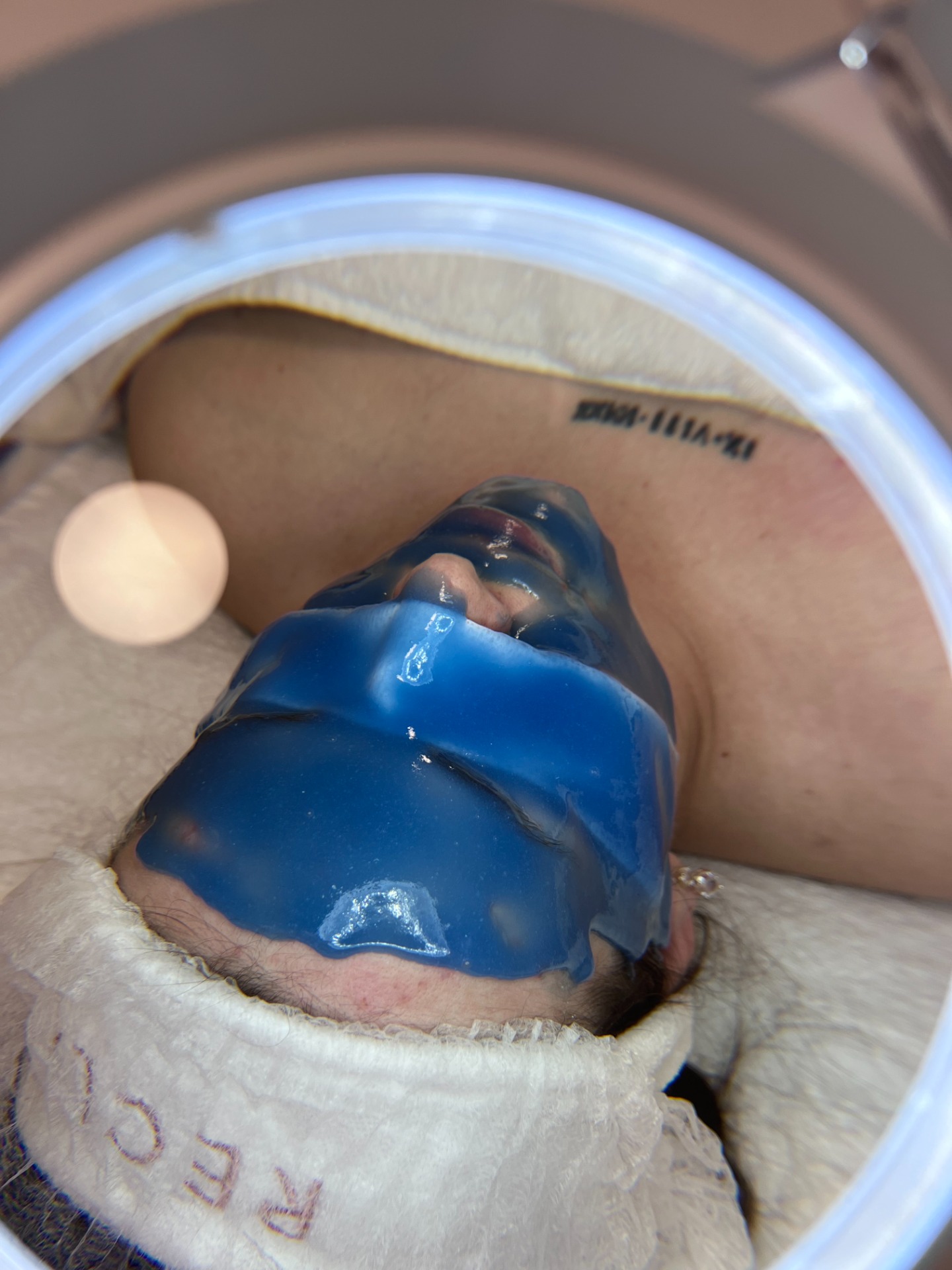 Hydrojelly® maska ideální pro problematickou pleť. Maska redukuje tvorbu mazu, je silně protizánětlivá a ničí kolonie bakterií odpovědných za akné. 💙