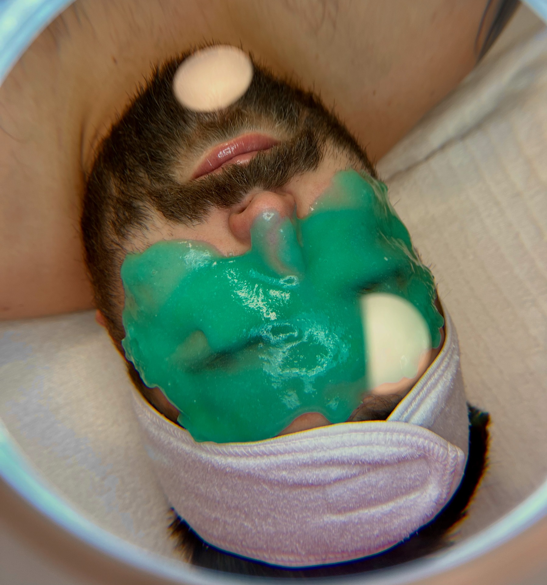 Maska s bioaktivní sloučeninou a vysokým obsahem živin pro obnovu a oživení pokožky obsahuje organické elektrolyty, které hluboce hydratují, vyživují a obnovují pleť. Mořský mech je odolná mořská řasa, plná minerálů a živin, které osvěžují pleť. Aloe vera uklidňuje a hydratuje, acai berry chrání pleť před volnými radikály. Přírodní složky podporují zdraví a krásu pleti. Vhodný především pro suchou a citlivou pleť 🌸